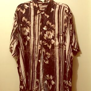 Black and White Mungsing Wear Hawaiian Button Down
